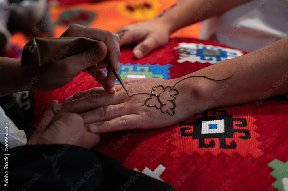 Obraz premium woman, henna, hands, wedding, hand, india, beauty, design, bride, people, culture, art, marriage, fashion, traditional, groom, celebration, feet, tattoo, person