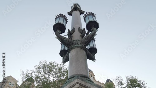 Arquitectura típica de Barcelona con farola modernista al amanecer