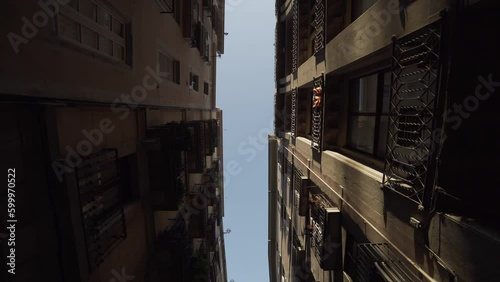 Plano nadir en calle estrecha de Barcelona