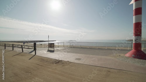 Playa a primera hora de la mañana en ciudad Europea, España, barcelona.