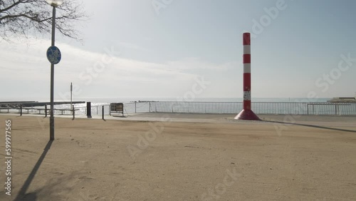 La playa de Barcelona amanece desierta durante el confinamiento
