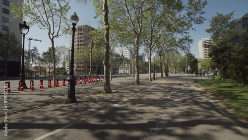 Mañana soleada y tranquila en la avenida Diagonal de la ciudad de Barcelona
