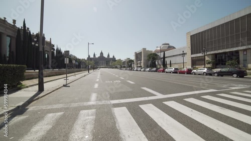 Movimiento de cámara estabilizado en gran avenida solitaria