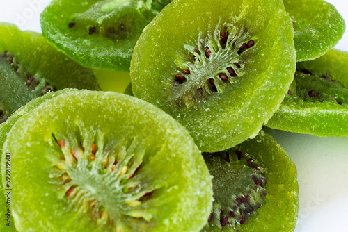 Kiwi desidratado verde com desfoque