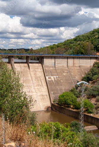 Wallpaper Mural Imagen vertical de la presa de un embalse bajo un cielo nublado. Torontodigital.ca