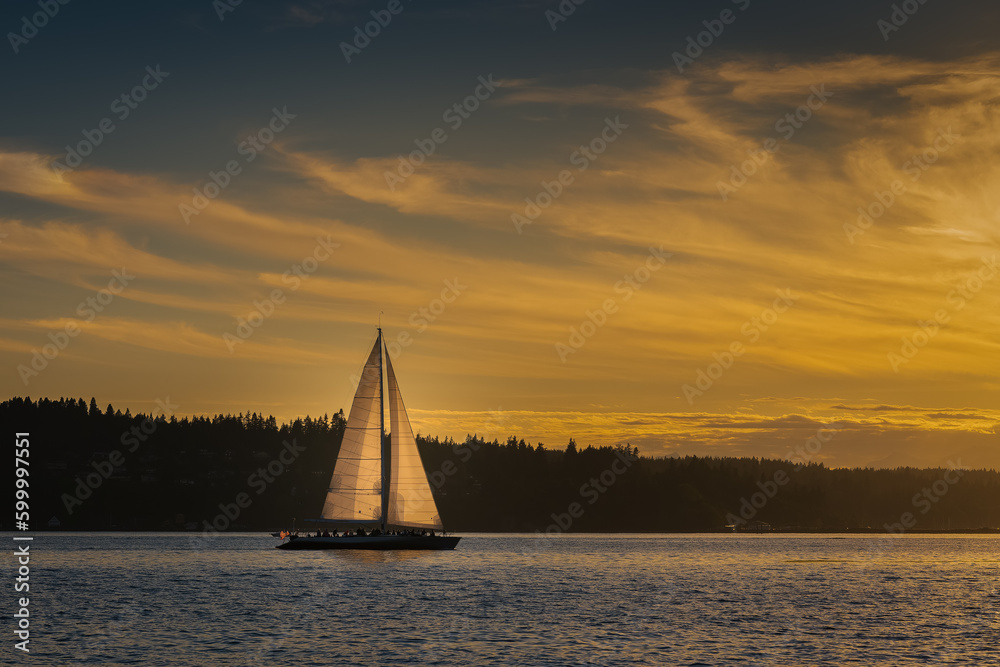Φωτογραφία 2021-09-02 A SAILBOAT IN HTE PUGET SOUND OFF OF BAINBRIDGE ISLAND WASHINGTON DUR