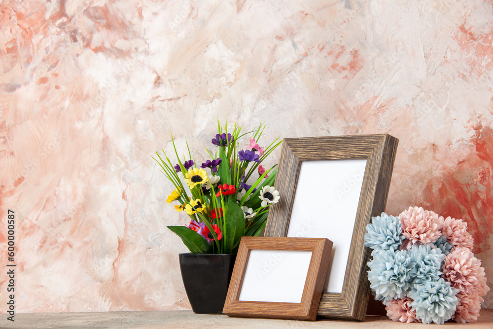 Φωτογραφία Side view of dark brown empty wooden photo frames and beautiful flowers on the l