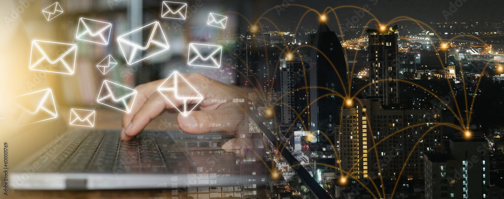 Fotografia Man's Hand Using Computer Notebook to Manage Emails with Internet Network Connec
