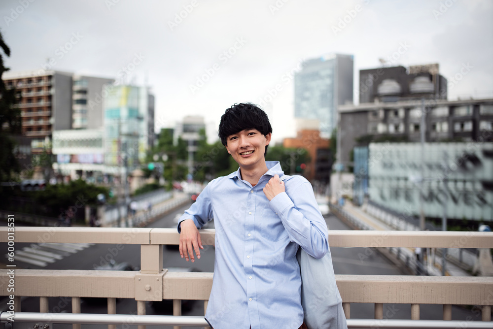 Fototapeta premium 原宿の街を散策する若い男性