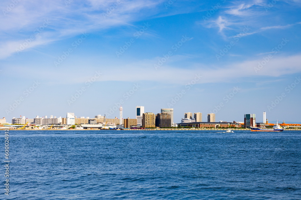 神戸港の風景（中央にポートアイランドが見えます）　神戸市中央区ハーバーランドにて