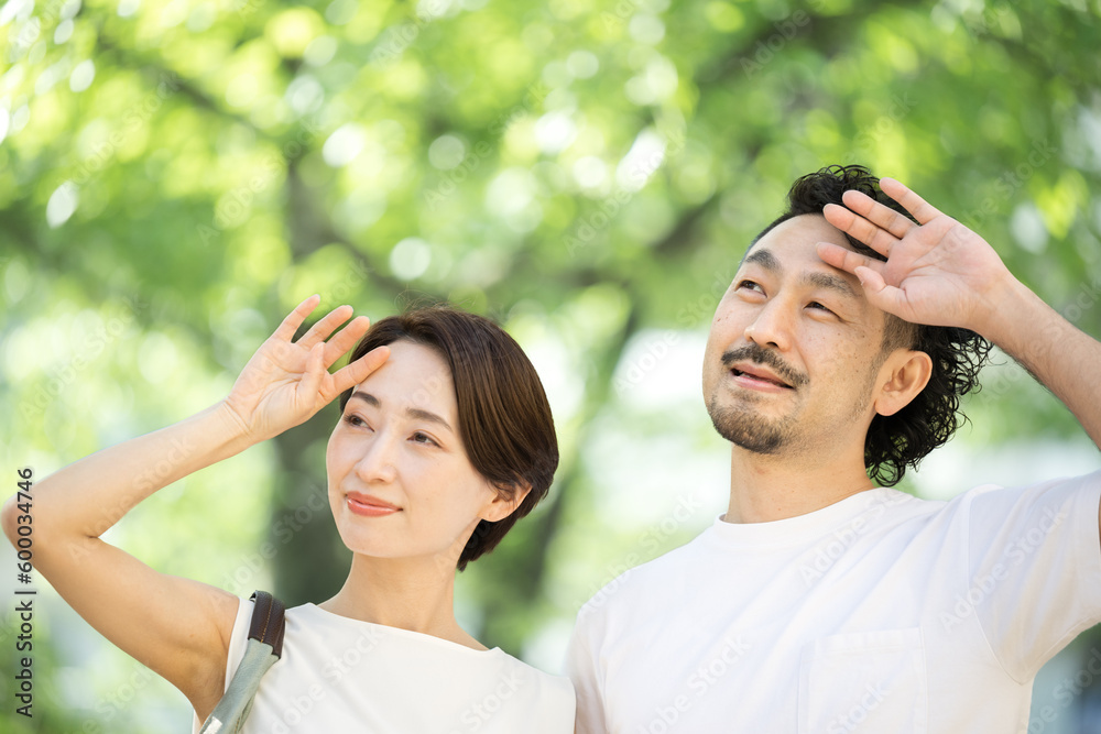 Couple dazzled by summer sun Extreme heat, strong sunlight, and heat stroke.
