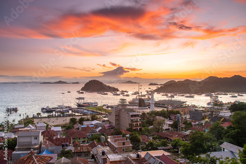 Obraz na płótnie panoramic view of labuan bajo harbour w salonie
