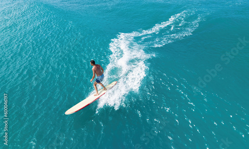 Foto Hawaiian surfer riding a wave