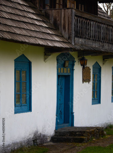 Stare dworek z niebieskimi oknami i niebieskimi drzwiami