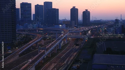 東京都江東区有明周辺の高層ビル群と湾岸道路の夜明け photo