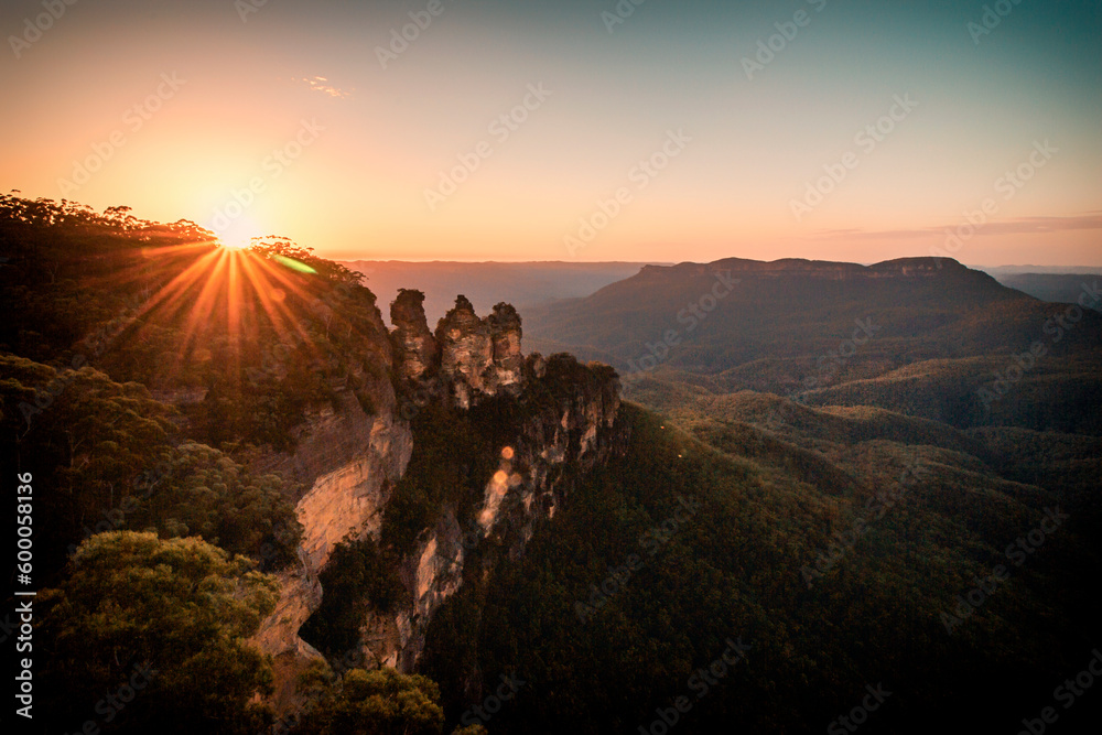 The sunrise of the Three Sisters Peak in the Blue Mountains National Park - obrazy, fototapety, plakaty 