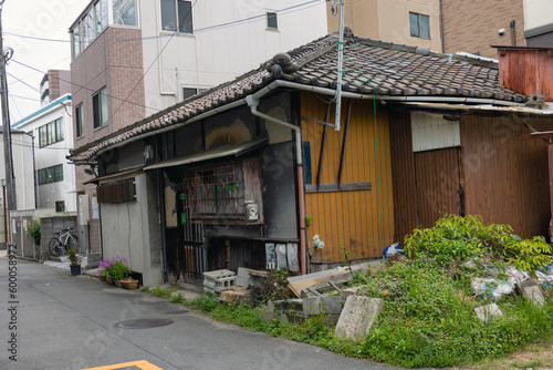 住宅地に建つ古い家