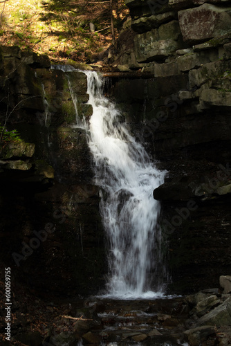 Wodospad Mosorczyk w Beskidach z widoczn   spienion   wod   spadaj  c   w ciemn   dolink  