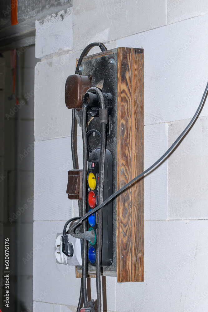 Tablica rozdzielcza prądu elektrycznego z gniazdkami i bezpiecznikami