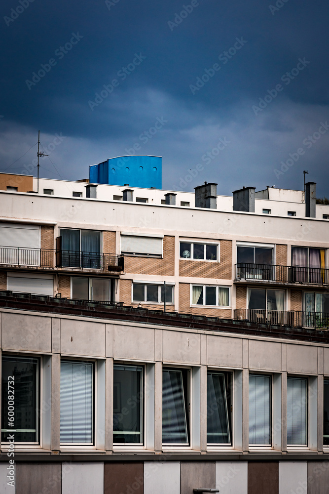 Façades de bâtiments et d'immeubles en ville Façades de bâtiments et d'immeubles en ville