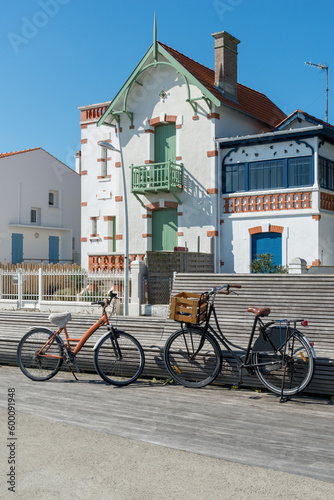 Ile d’Oléron (Charente-Maritime, France), vélos sur la promenade du bord de mer à Saint-Trojan