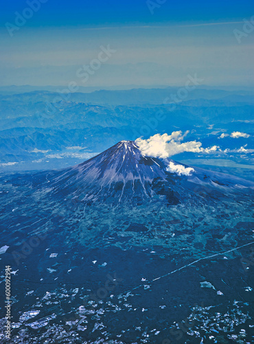 飛行機の機内から見た富士山