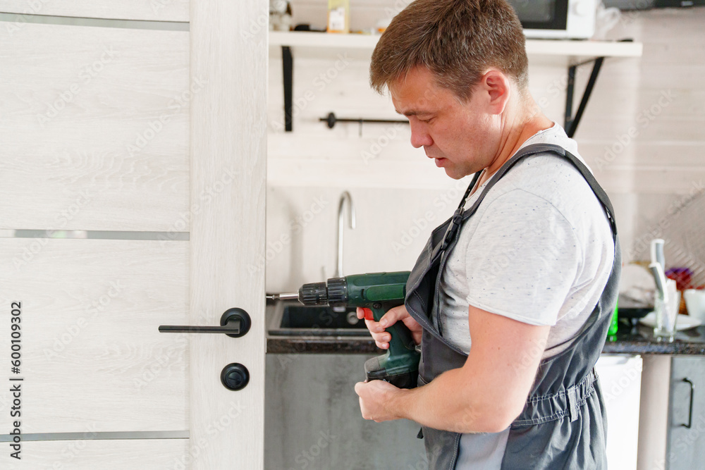 The master repairs or installs the door handle on the interior door. The master repairs or installs the door handle on the interior door.