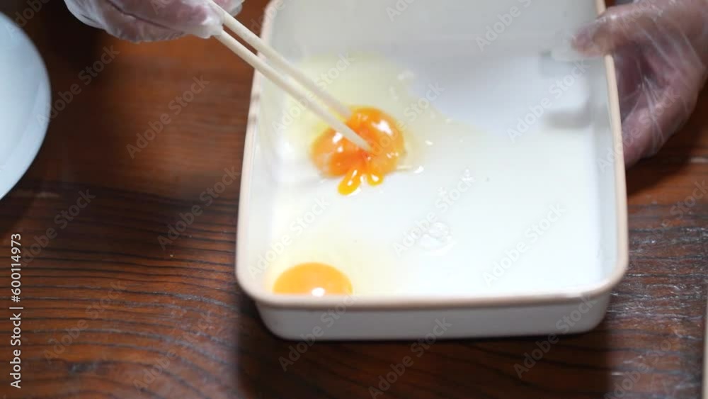 卵を溶く女性 卵を溶く女性