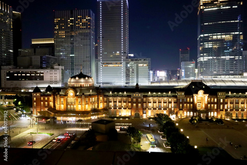 夜にライトアップされた東京駅の駅舎と丸の内の高層ビルと幻想的な夜景・デートスポット（東京都千代田区） 