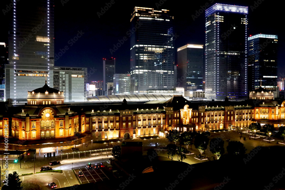 夜にライトアップされた東京駅の駅舎と丸の内の高層ビルと幻想的な夜景・デートスポット（東京都千代田区）