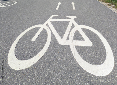 Nahaufnahme von Fahrbahnmarkierungen auf einer Fahrradstraße. 
