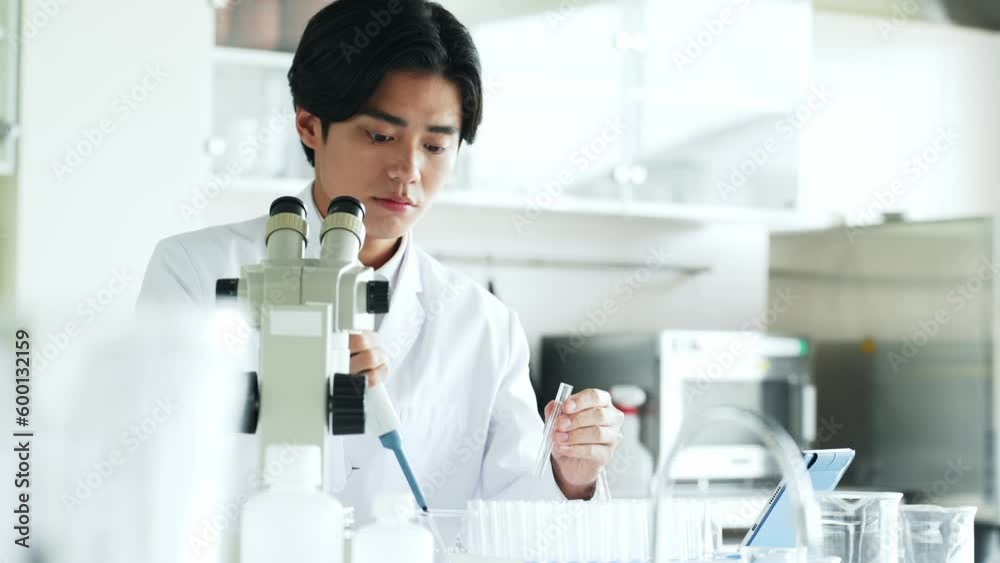 研究室で実験する研究者 研究室で実験する研究者