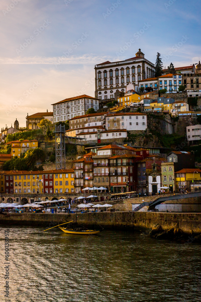 Coucher de soleil sur les quais de ribeira de Porto depuis le Pont Dom-Luís I