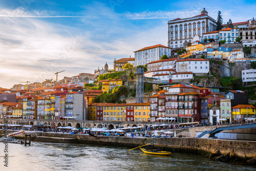 Vue sur les quais de ribeira de Porto depuis le Pont Dom-Luís I