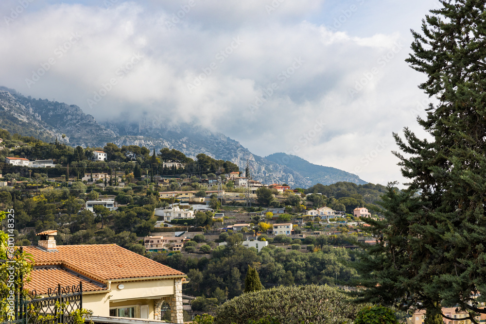 Maisons à flanc de montagne à Beausoleil, sur les hauteurs de Monaco