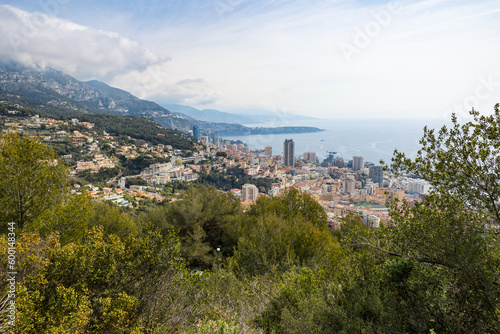 Vue sur Monaco par un temps nuageux depuis le chemin de randonnée menant à La Turbie
