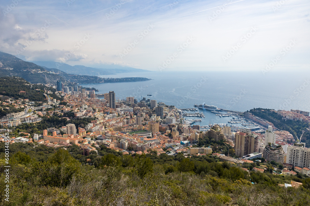 Vue sur Monaco par un temps nuageux depuis le chemin de randonnée menant à La Turbie