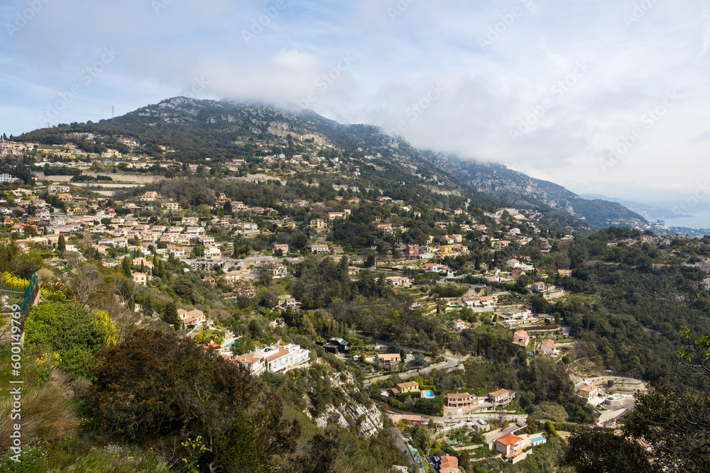 Villas du village de La Turbie, à flanc de montagne, sur les hauteurs de Monaco