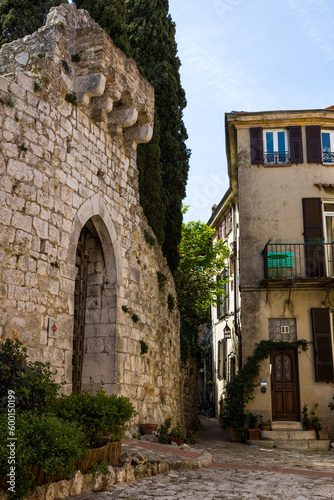Ruelle du village médiéval de La Turbie, sur les hauteurs de Monaco