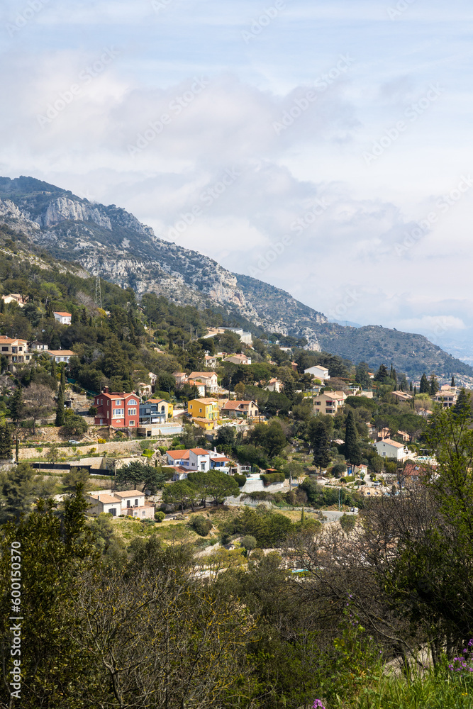 Villas à flanc de montagne entre La Turbie et Beausoleil, sur les hauteurs de Monaco