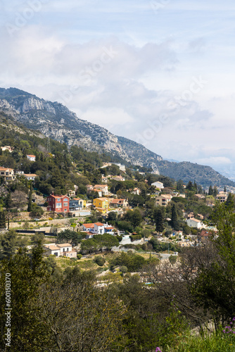 Villas    flanc de montagne entre La Turbie et Beausoleil  sur les hauteurs de Monaco