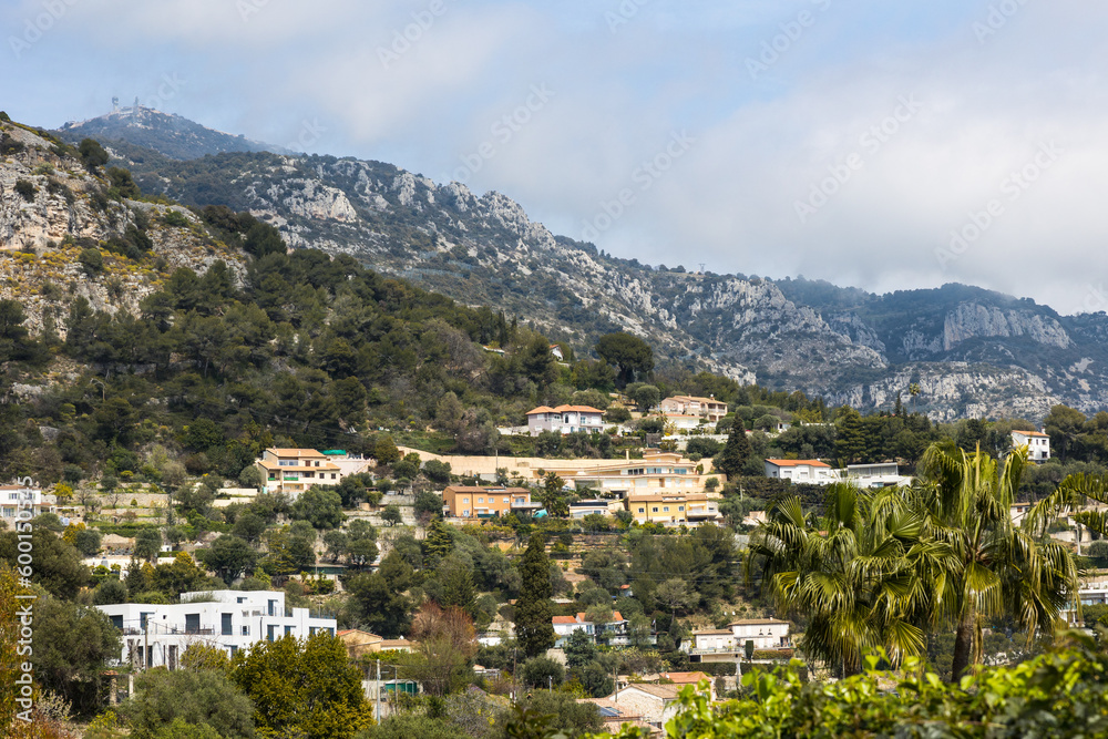 Villas à flanc de montagne entre La Turbie et Beausoleil, sur les hauteurs de Monaco