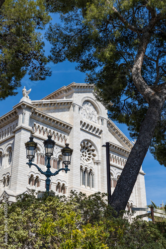 Façade sud de la Cathédrale Notre-Dame-Immaculée de Monaco depuis les jardins de Saint-Martin