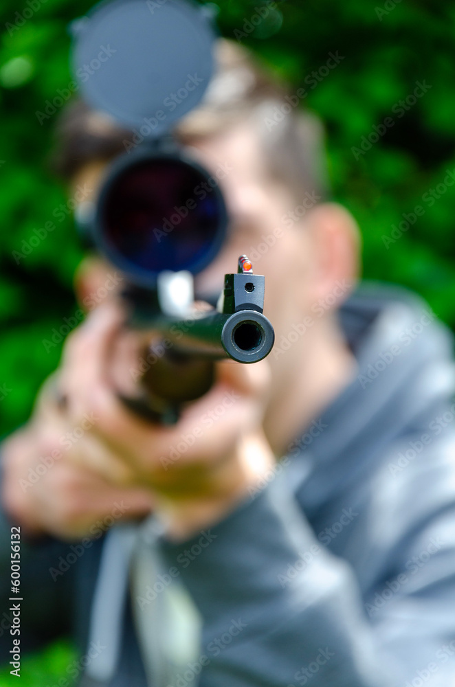 Gewehrschütze zielt in Richtung der Kamera
