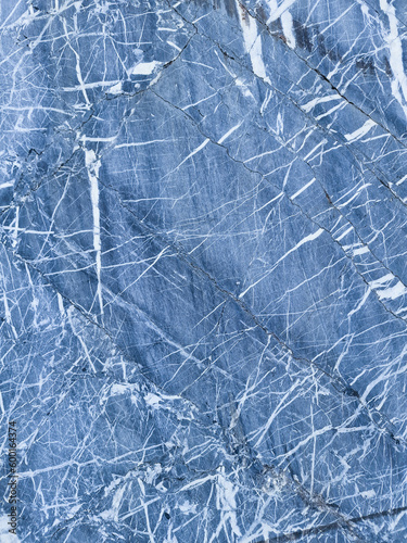 Fondo con detalle y textura de superficie de marmol con tonos azules y vetas de color blanco