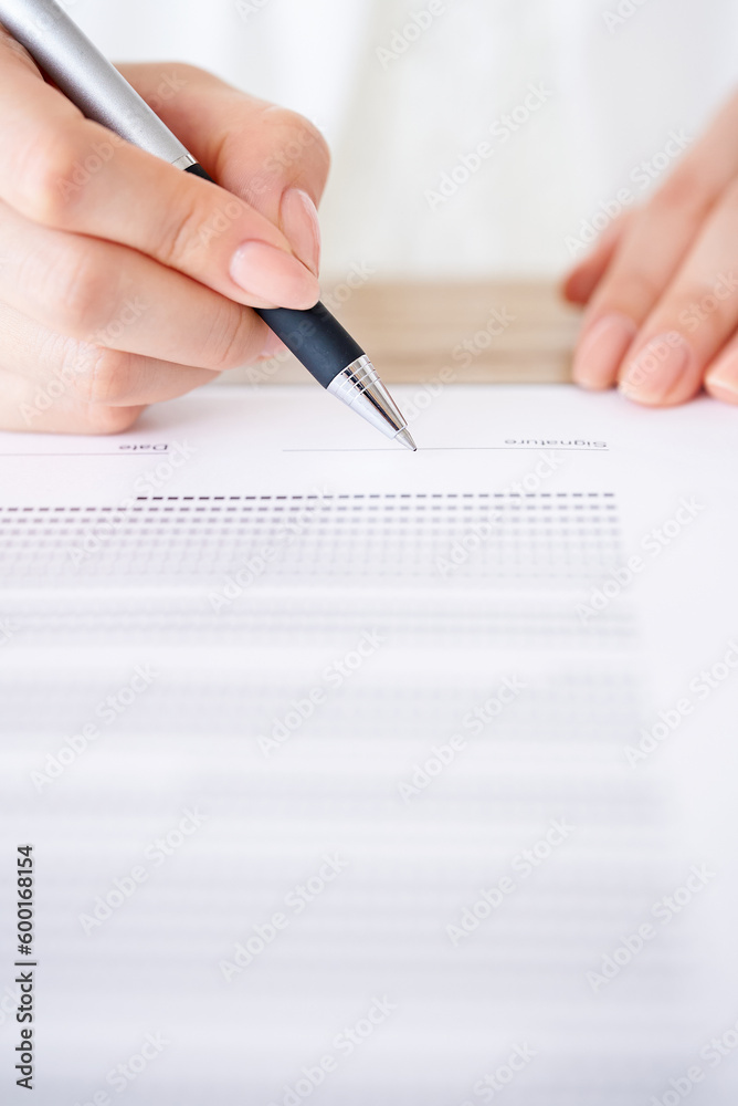 書類に署名する女性の手元 書類に署名する女性の手元