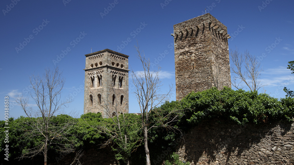 Fototapeta premium Clocher et tour de défense du monastère de San Pere de Rodes