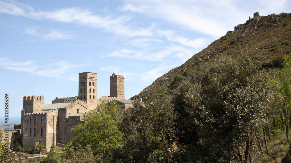 Monastère de San Pere de Rodes et Chateau de Sant Salvador de Verdera sur les collines catalanes