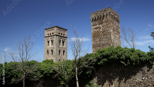 Clocher et tour de défense du monastère de San Pere de Rodes photo