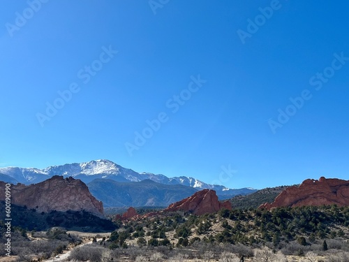 Fotografi pikes peak mountain landscape with sky and clouds